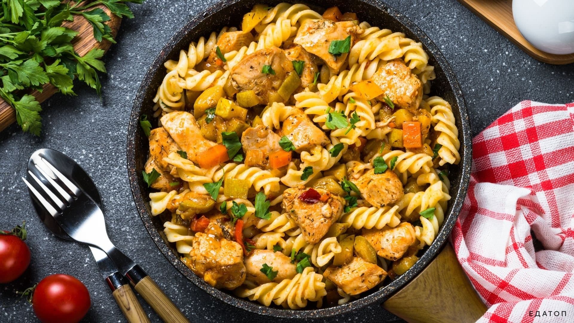 Макароны с курицей и овощами дают детям старше 6 лет.
