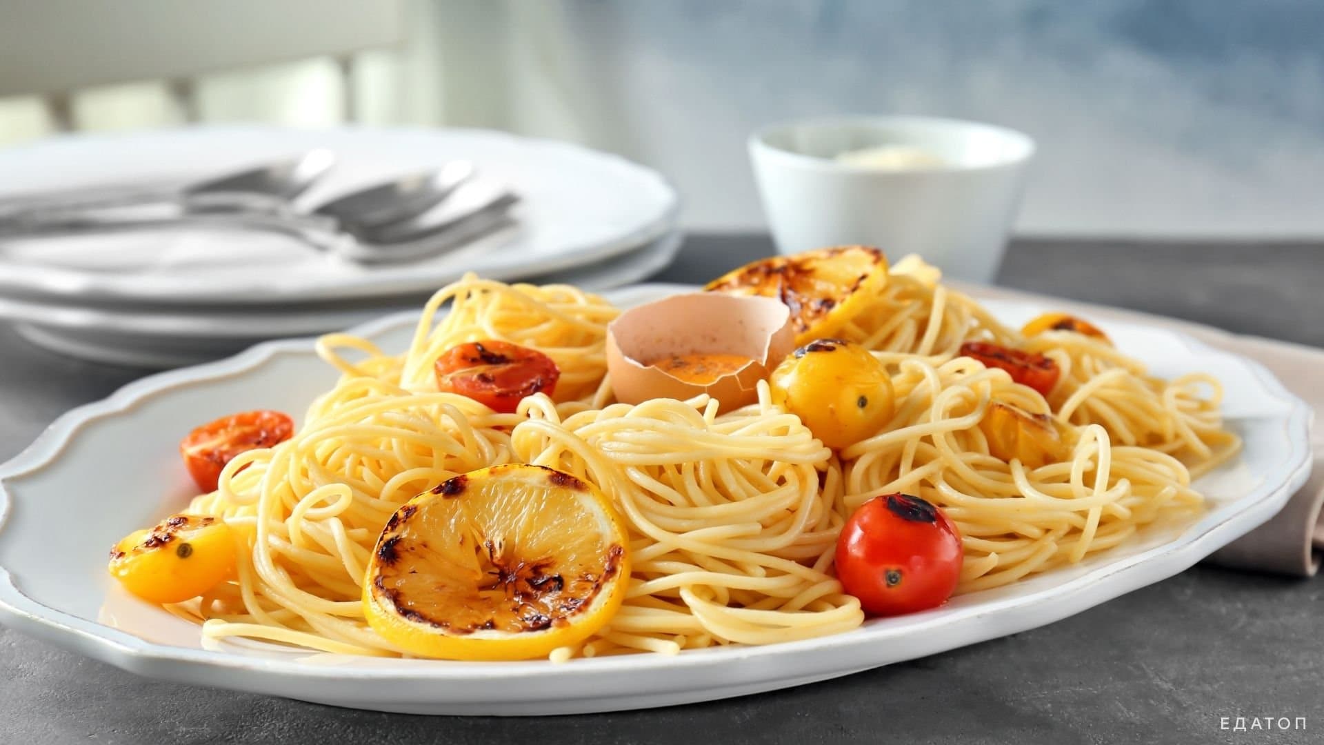Макароны можно приготовить с яйцом и сыром.