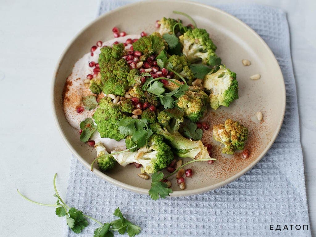 Салат с жареным романеско и гранатовым соусом айоли.