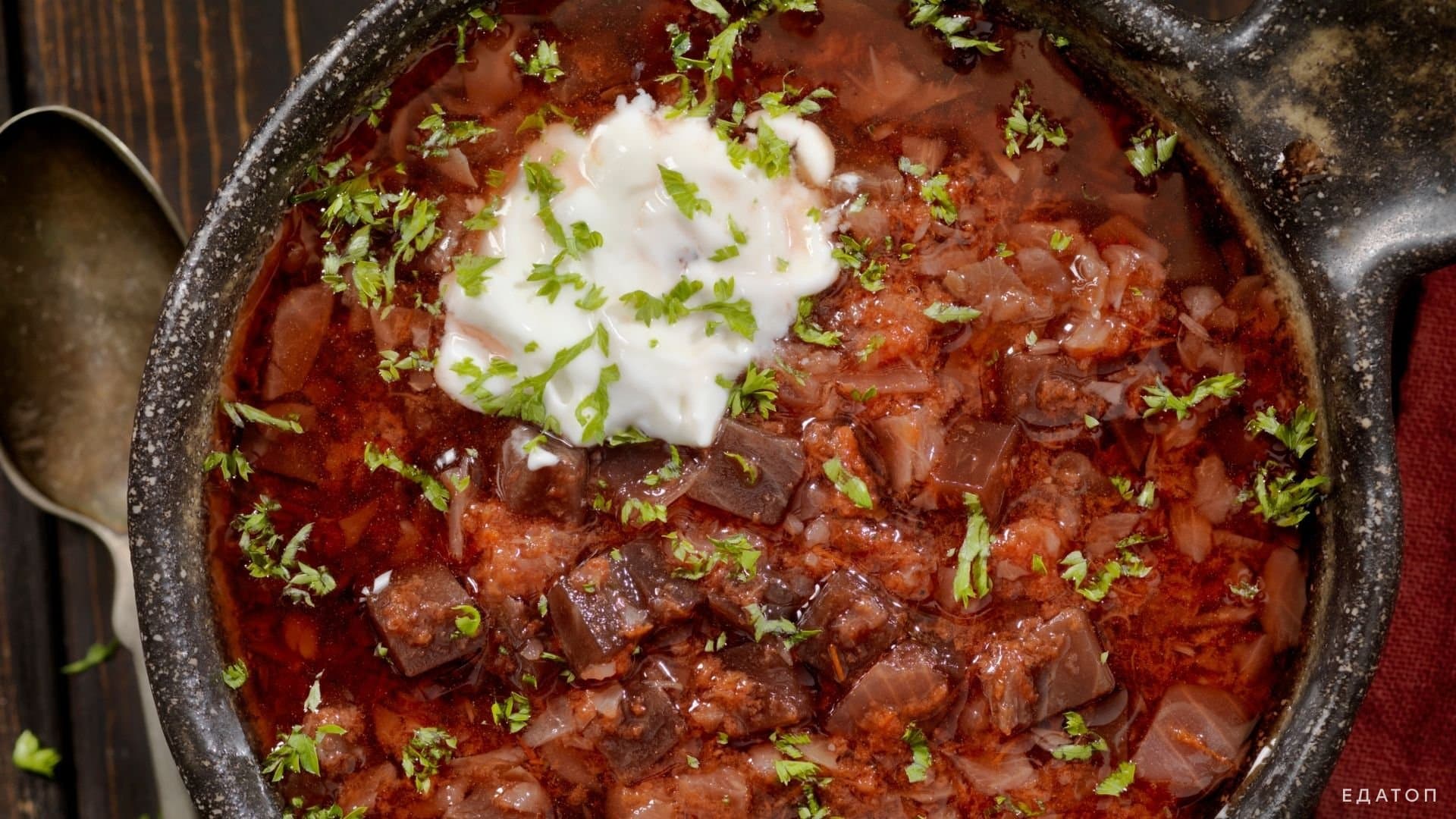 Борщ с сельдью отличается оригинальным вкусом.