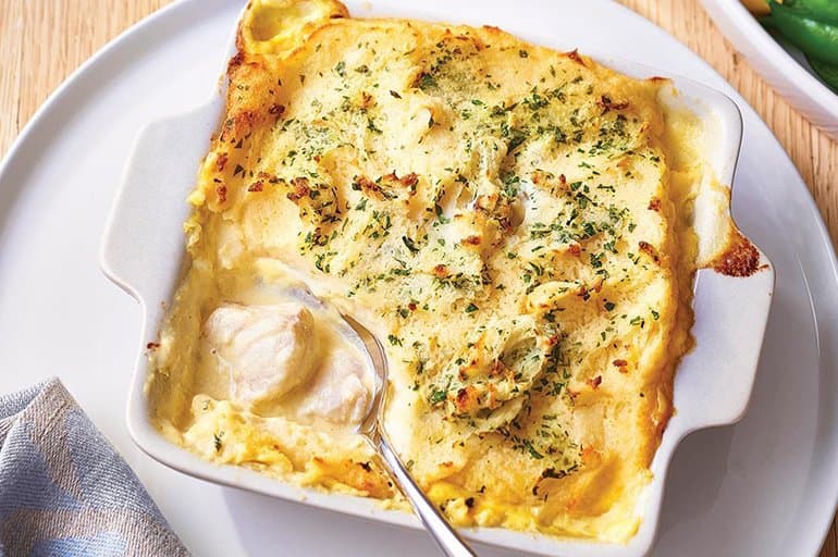Рыба, запеченная с яйцами, содержит полезные жиры.