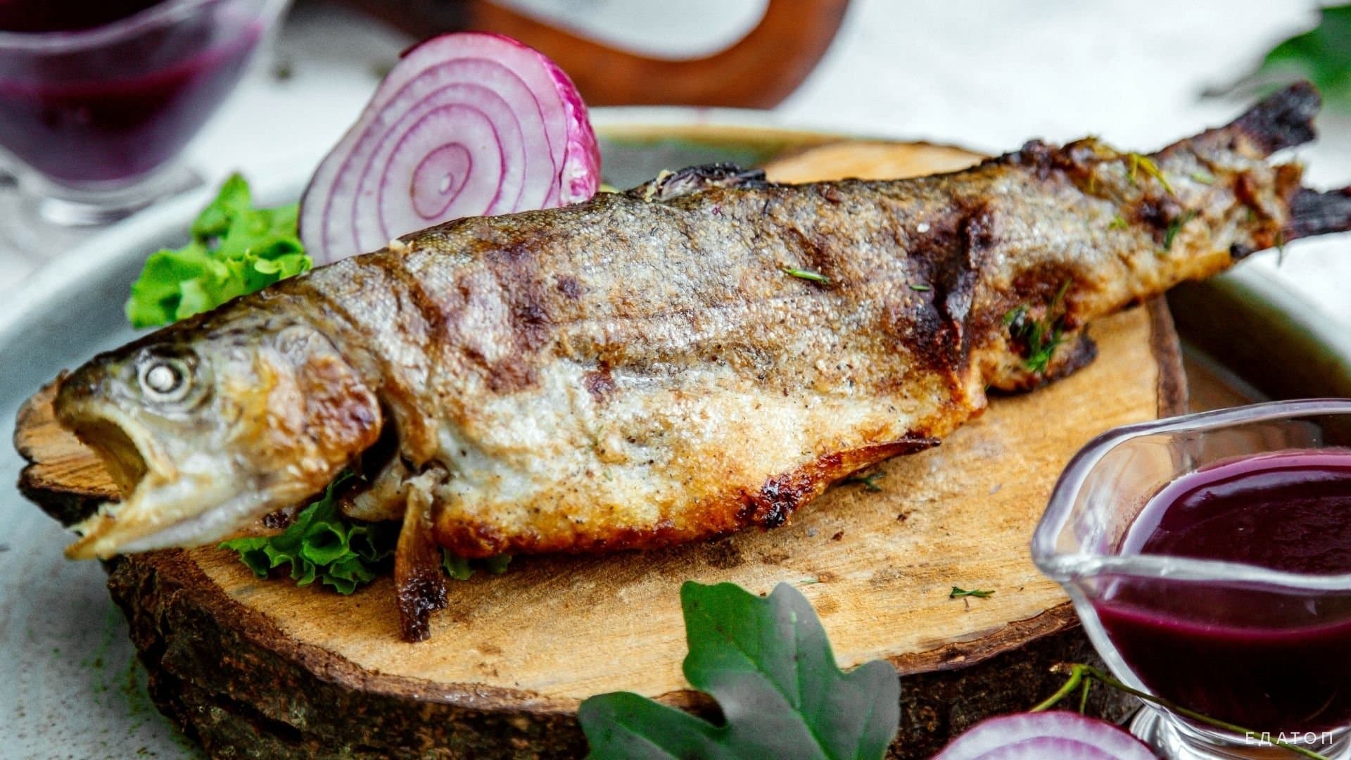 Сочная рыба, запеченная с яблоками и луком.