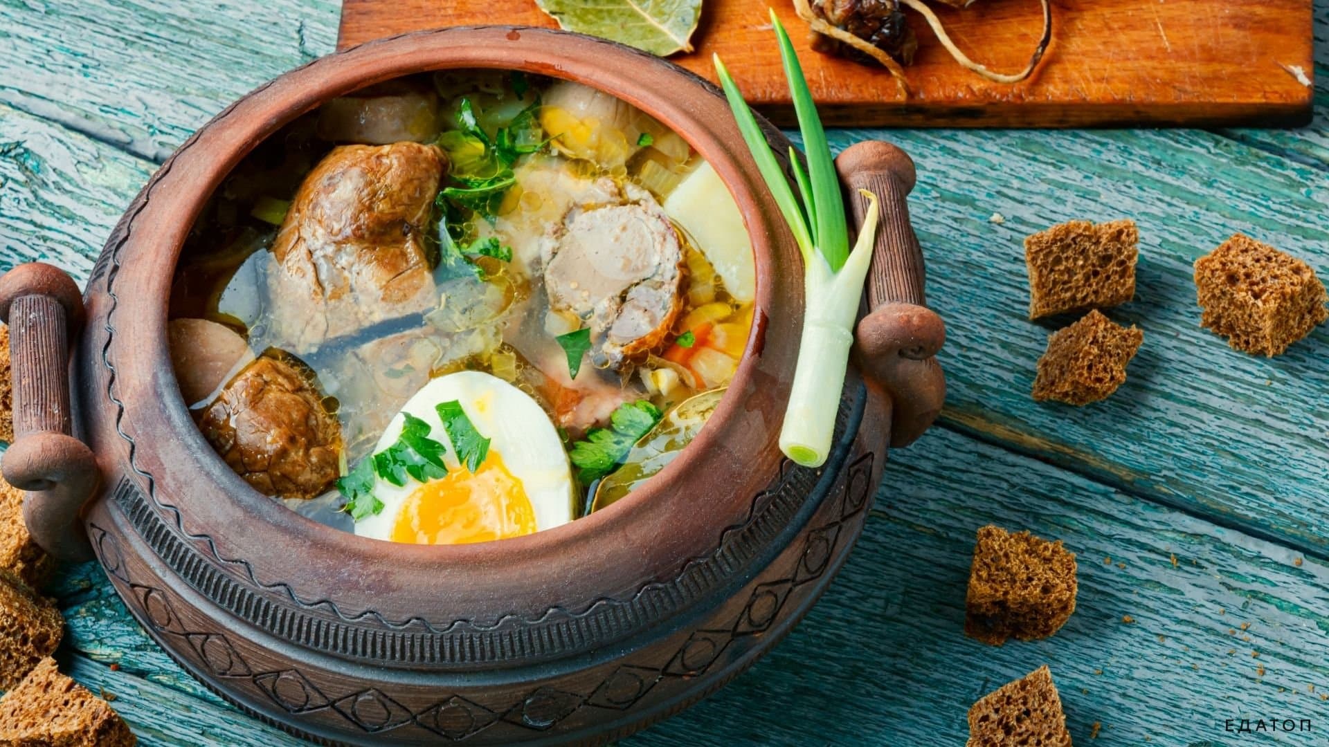 Мясная похлебка готовится из телятины.