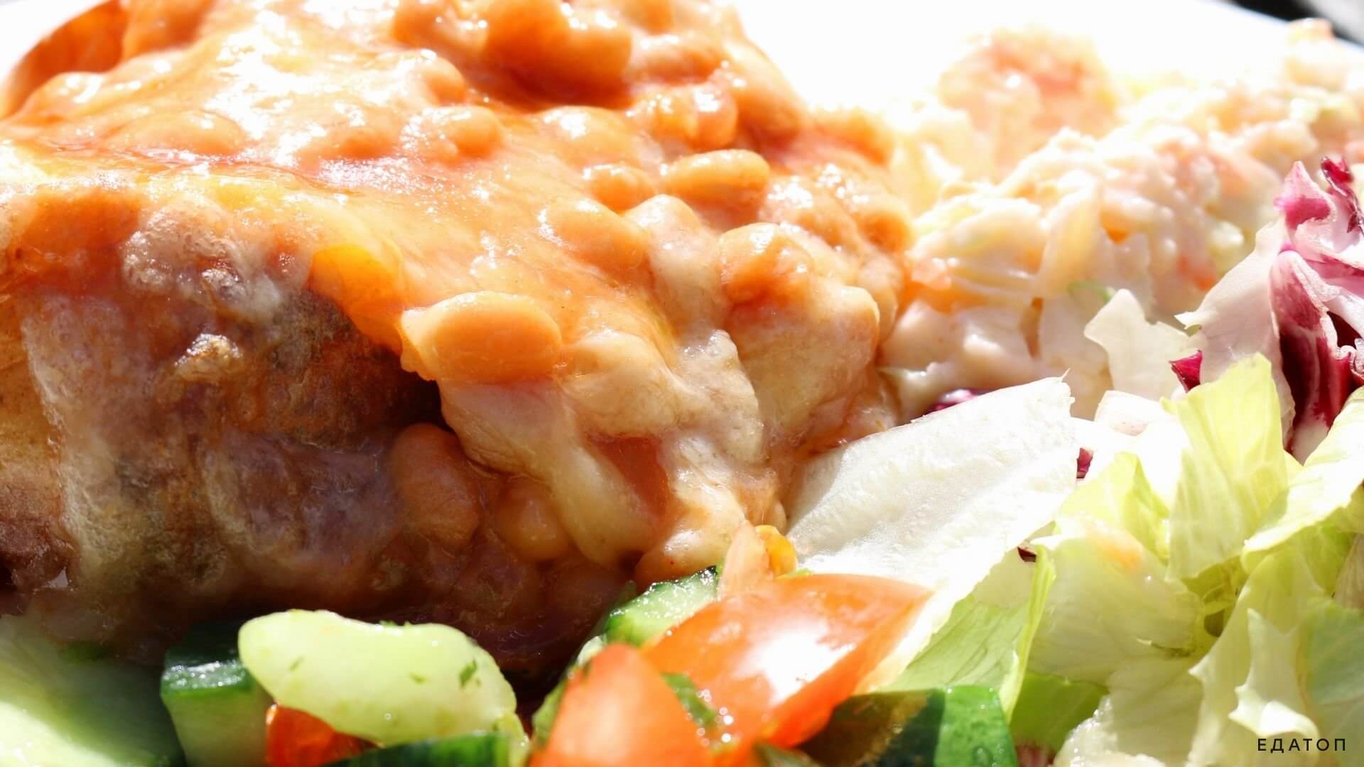 Печеная фасоль с сыром достаточно калорийно.