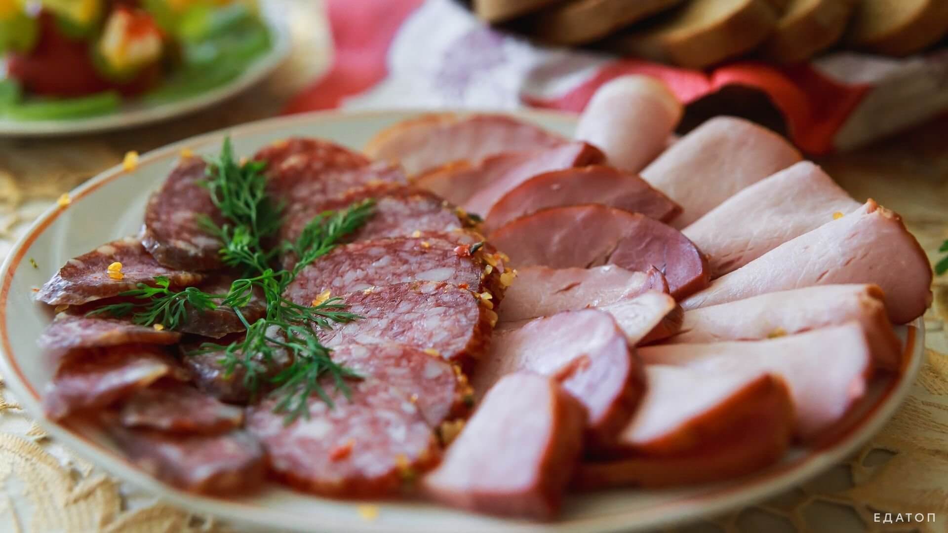 Опытные повара должны уметь делать красивую нарезку продуктов.