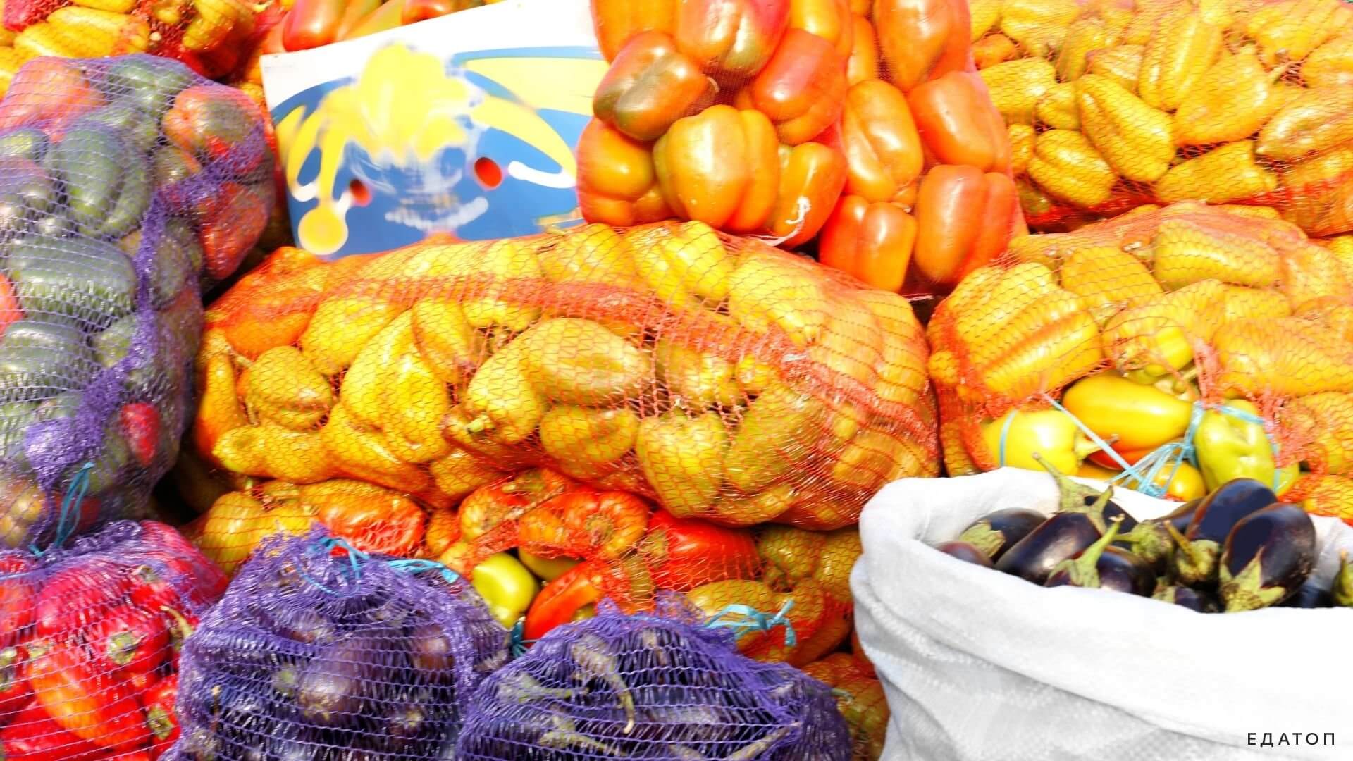 Оптовые базы закупают и аккумулируют продукцию.