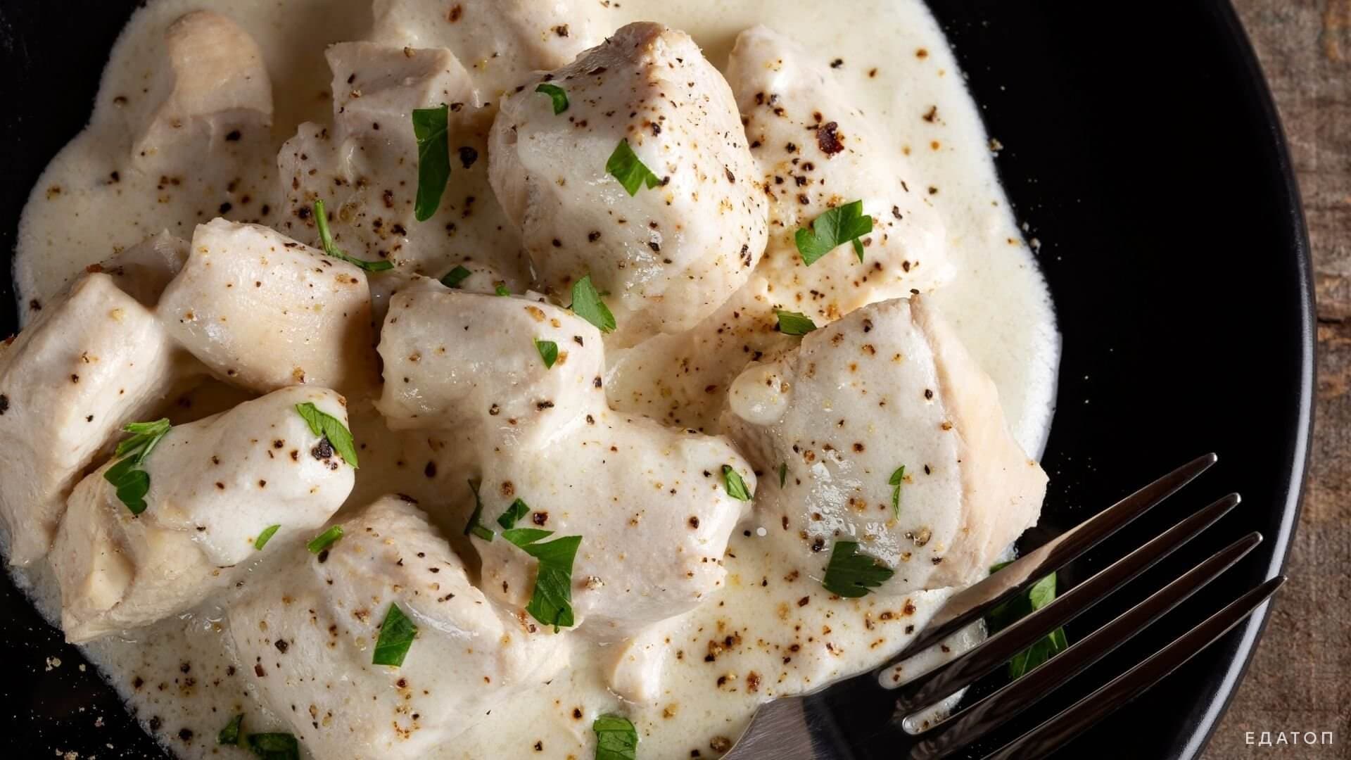 Мягкая куриная печень в сметанном соусе.