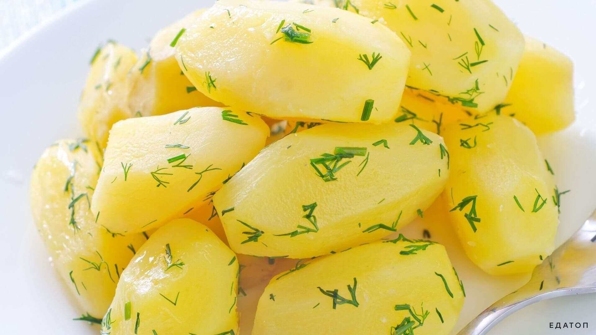 Отварной картофель является традиционной закуской к водке.