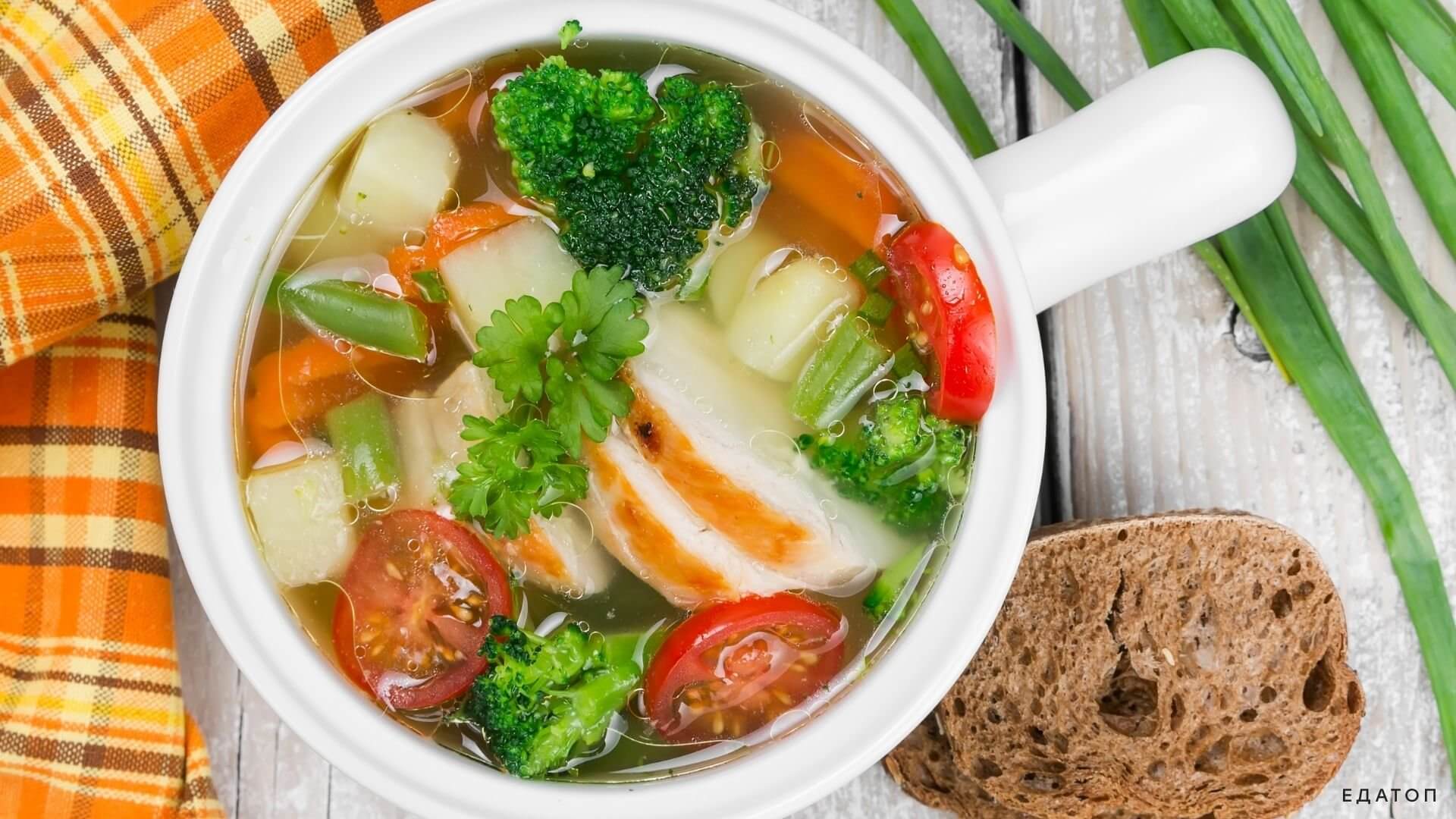 Овощной суп с курицей - низкокалорийное первое блюдо.