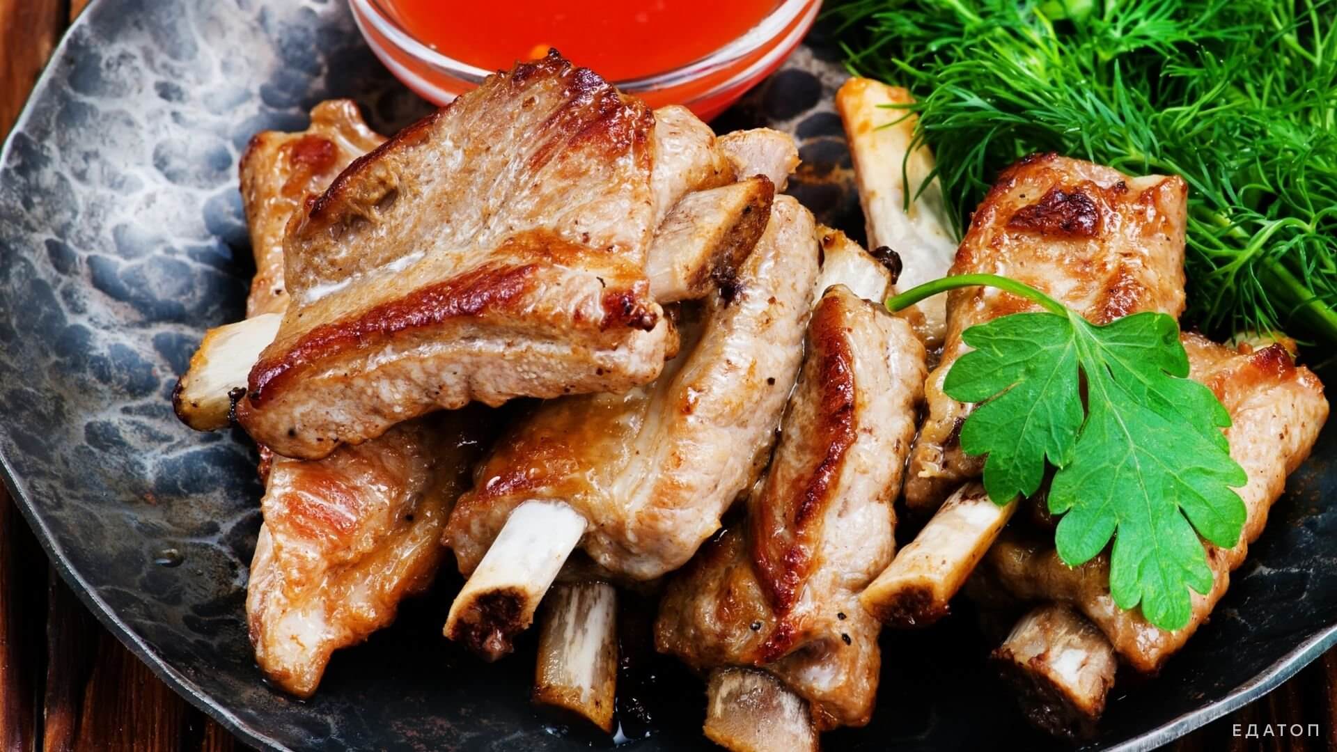 Жареное мясо, рыбу, грибы при язвенной болезни употреблять нельзя.