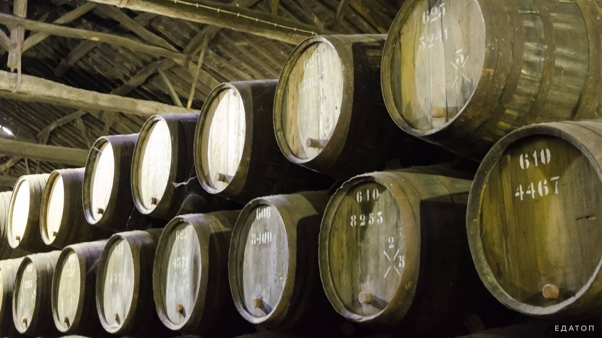 Чтобы сделать мартини, вино отборных сортов помещают в бочки.