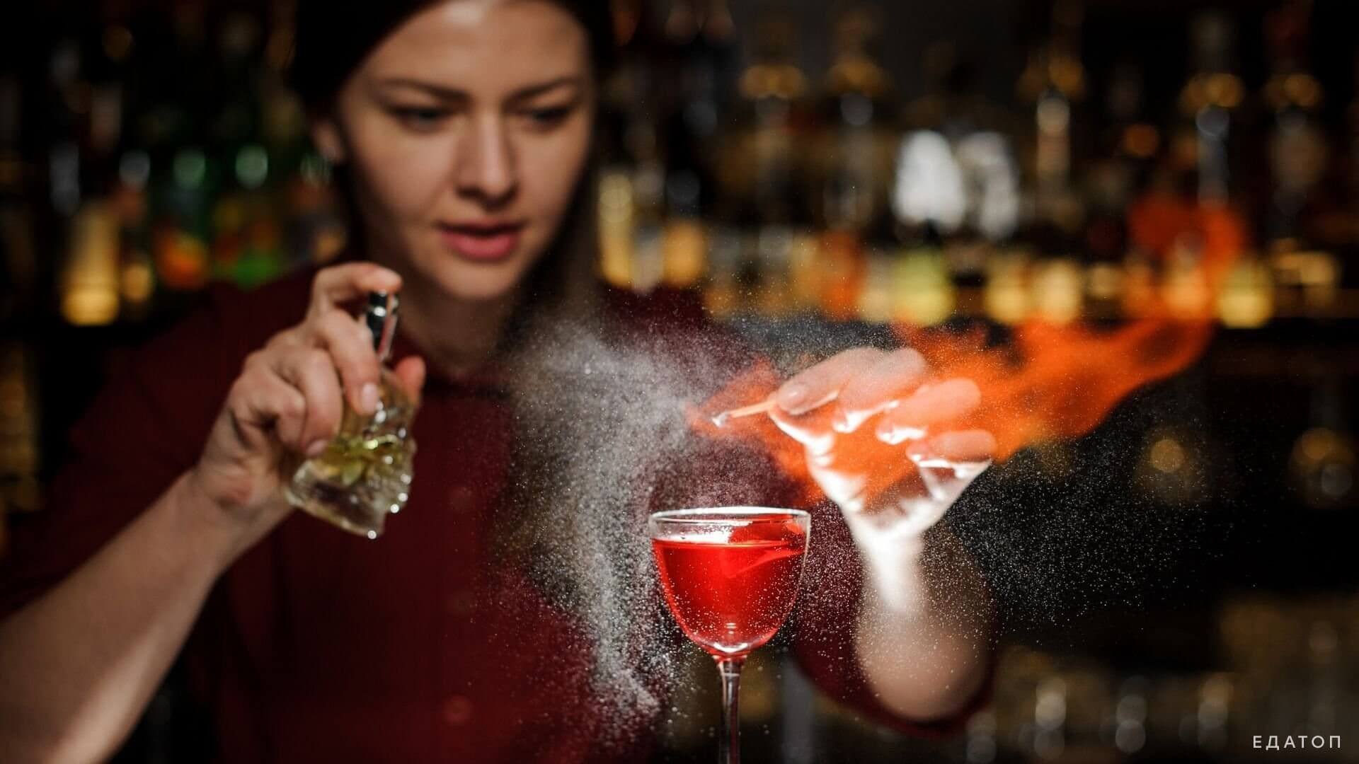Работник должен обслуживать посетителей за барной стойкой.