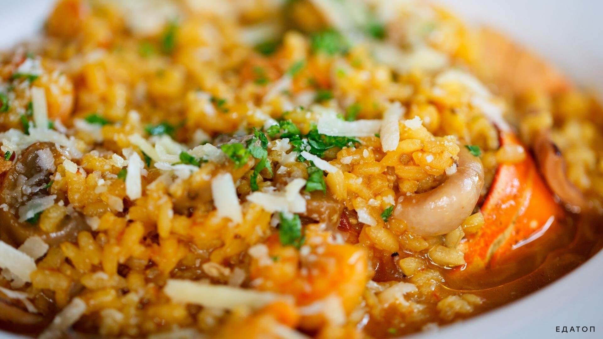 Рис с морепродуктами - отличный вариант для завтрака.