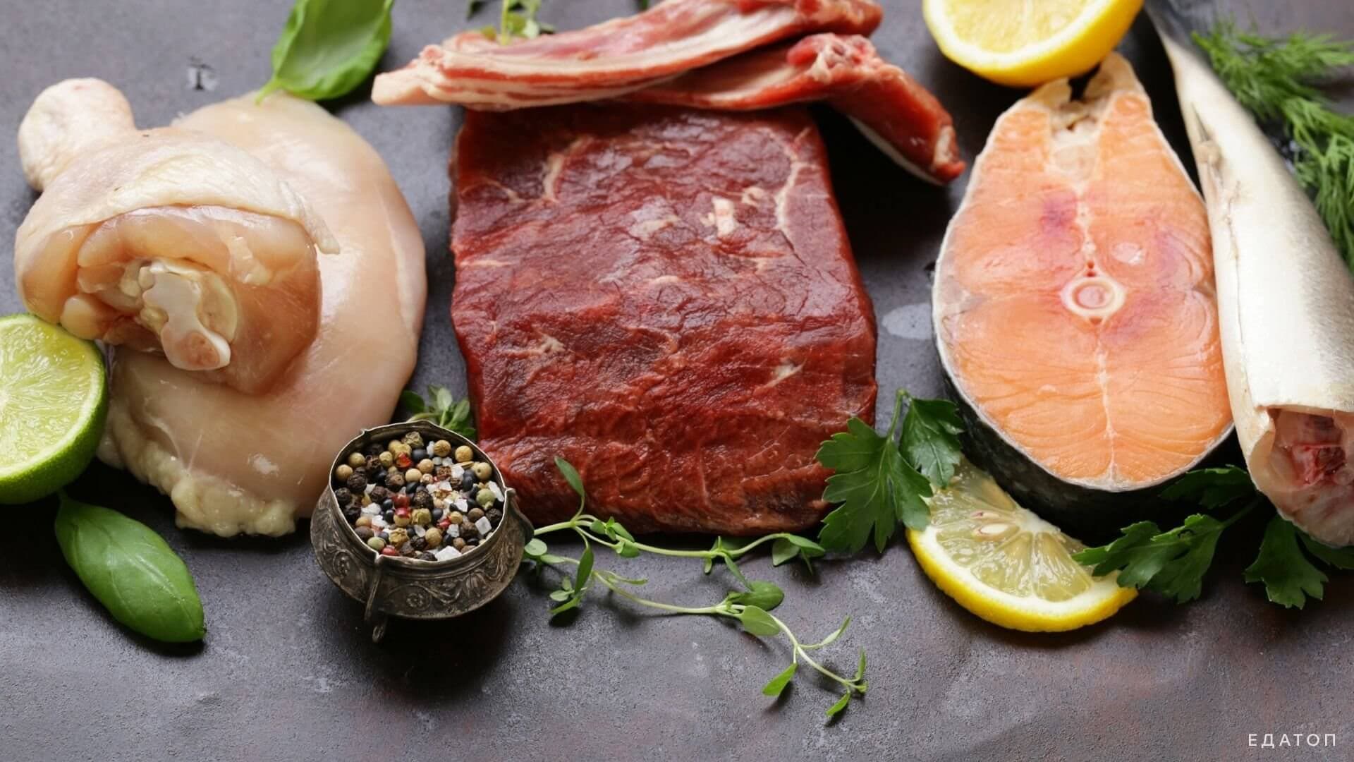 Рацион питания матери должен включать мясо и рыбу.