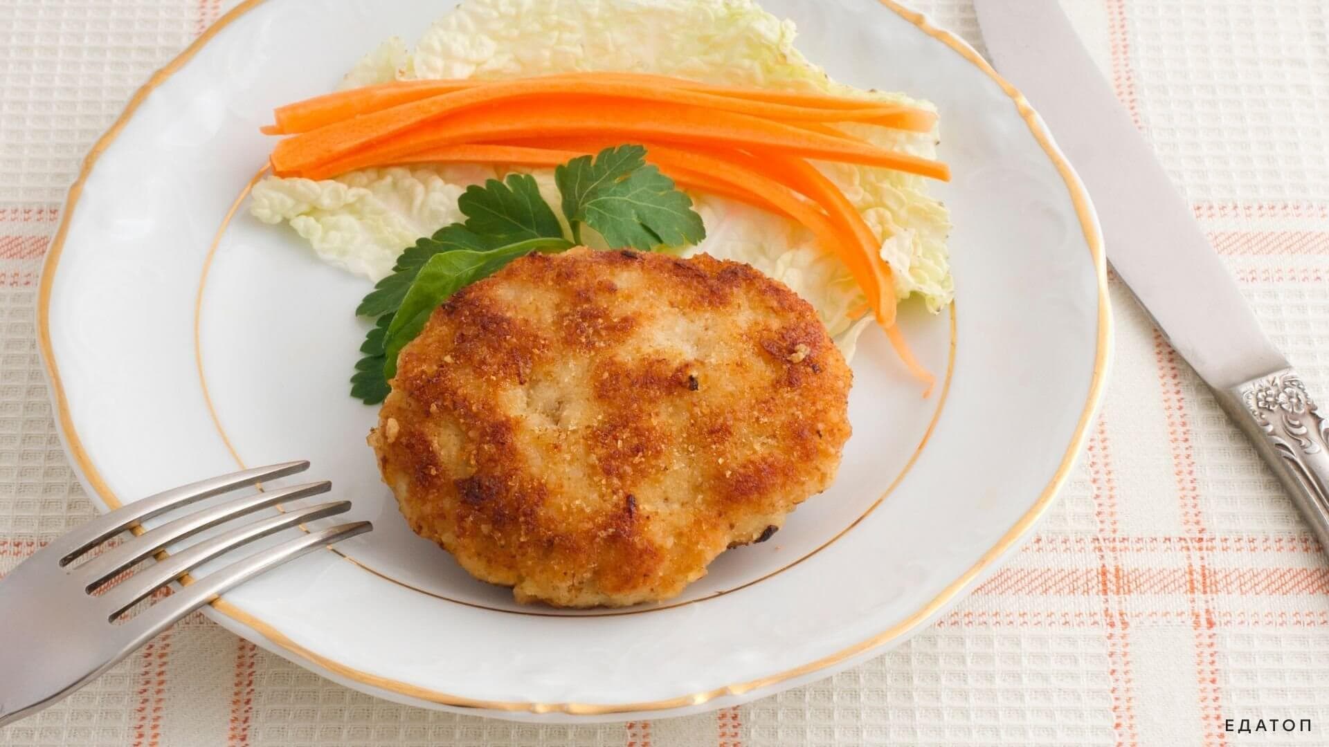 Диетические отбивные из куриного филе - отличный вариант легкого ужина.