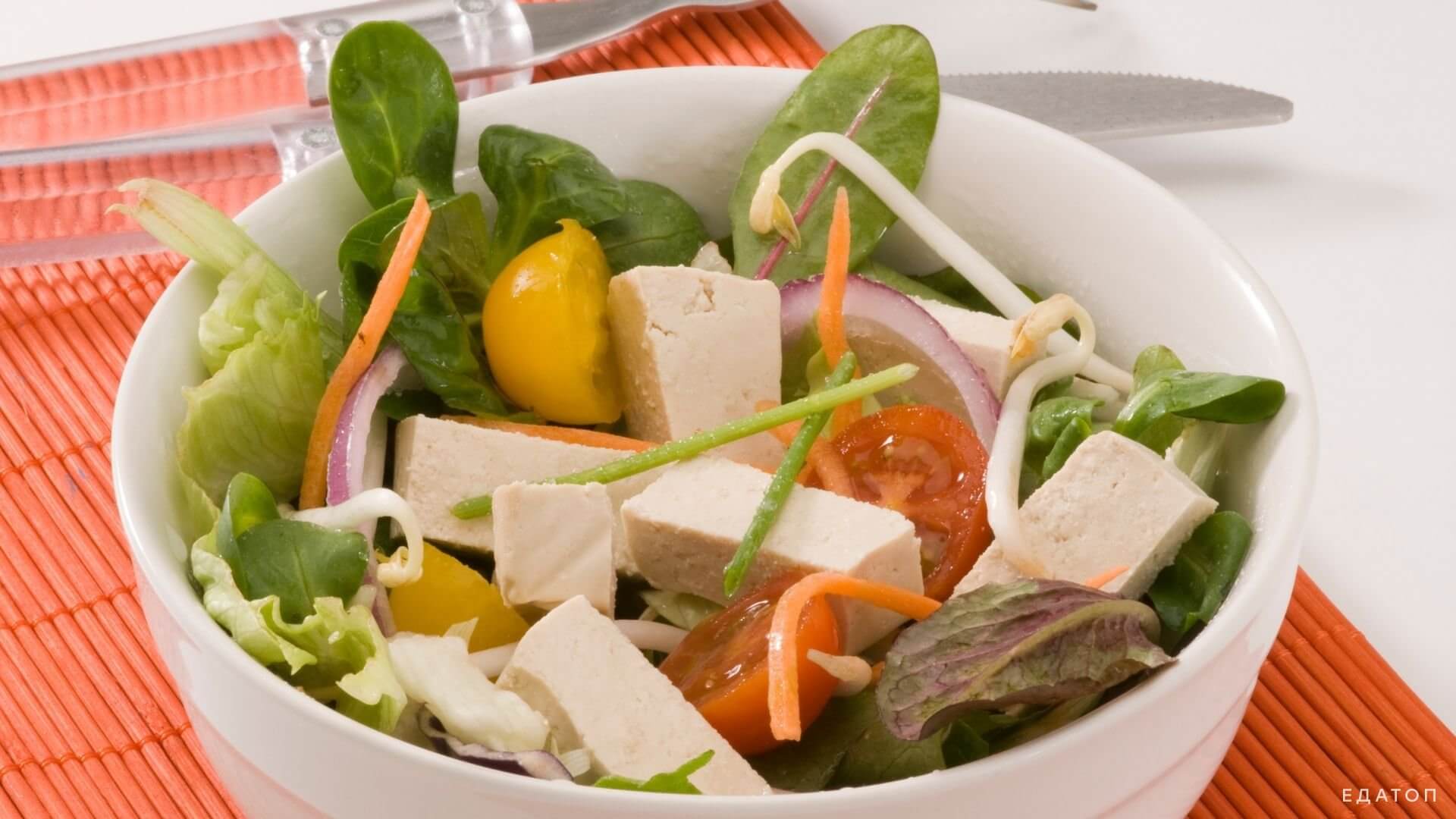 Греческий салат нарезают кубиками.
