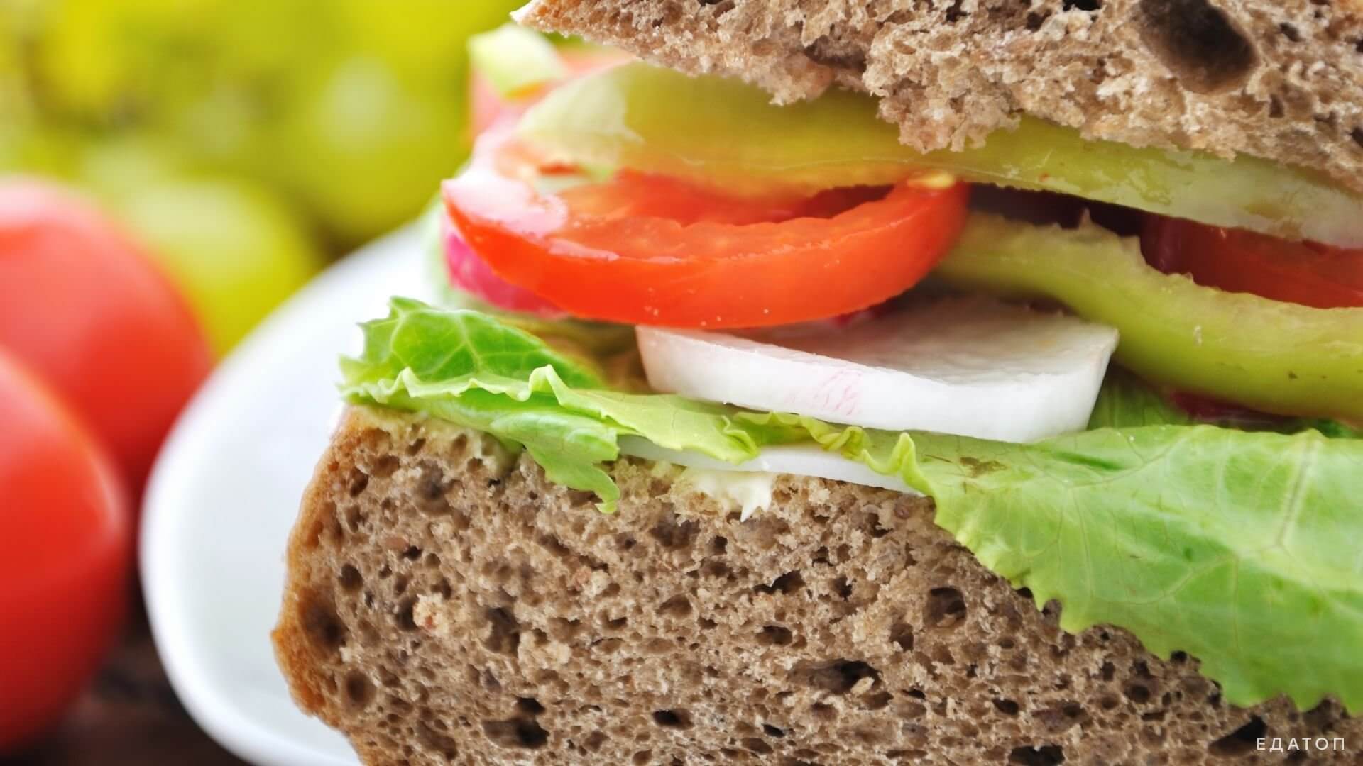 Багет с овощами готовится с копченым тофу.