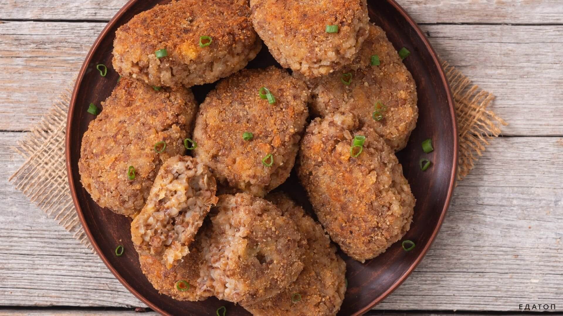 Зразы из гречки содержат сыр в начинке.