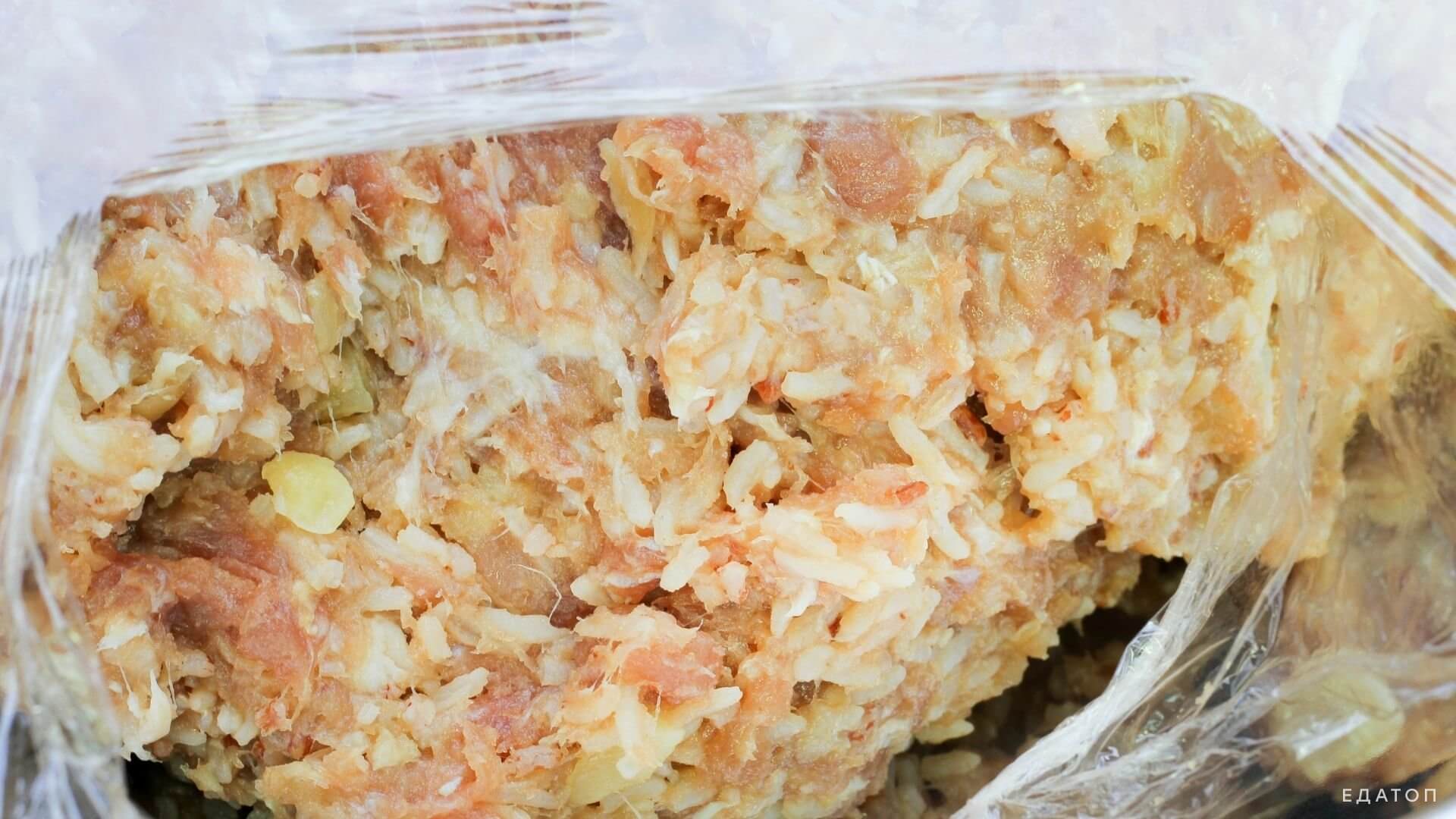 В фарш для сосисок из кролика можно добавить сыр.