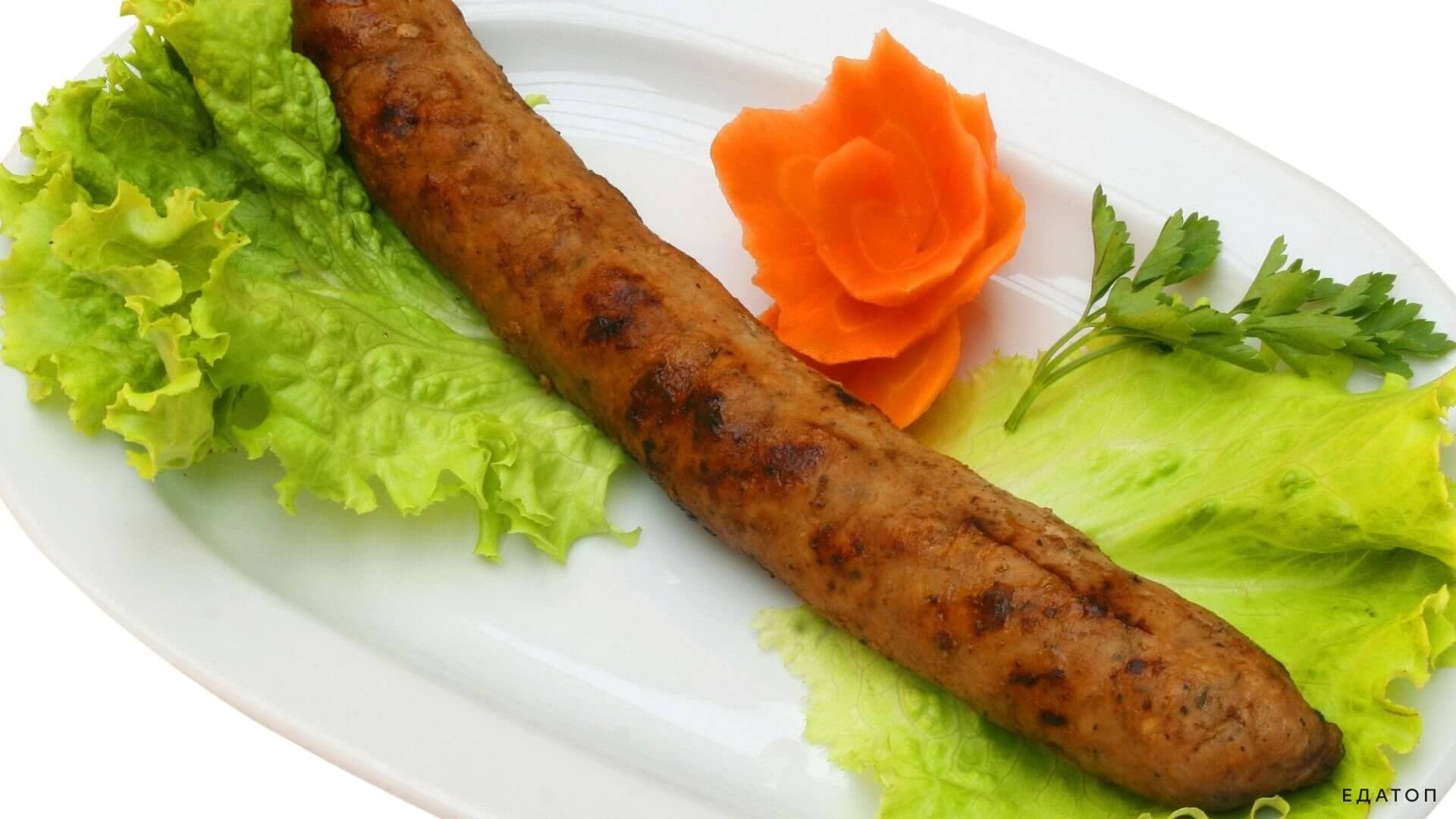 Сосиски лучше подавать с овощами.
