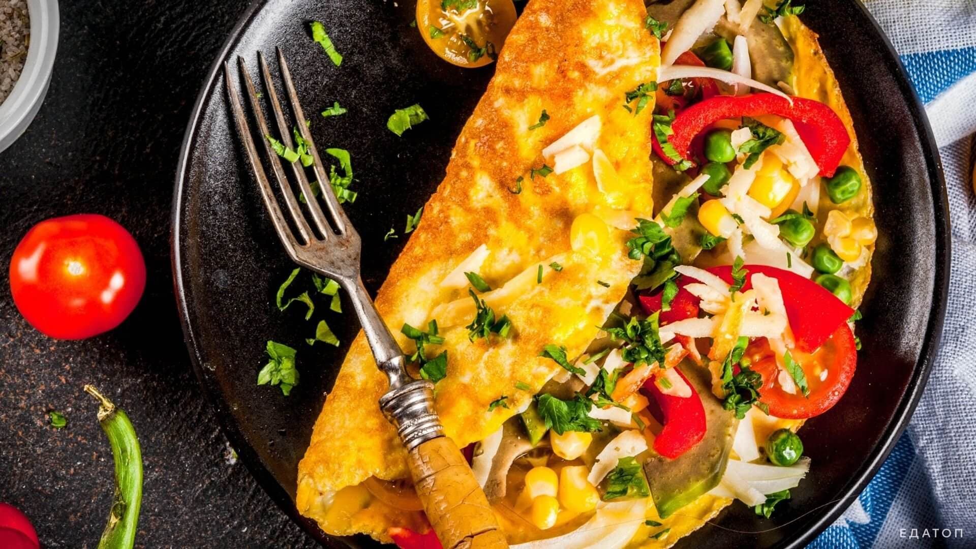 Для приготовления яичницы с овощами нужен кабачок и сладкий перец.