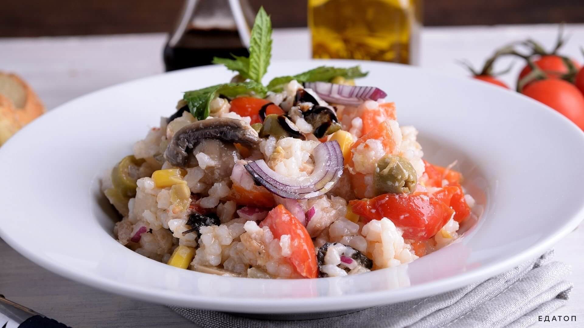 Витаминный рисовый салат с овощами.