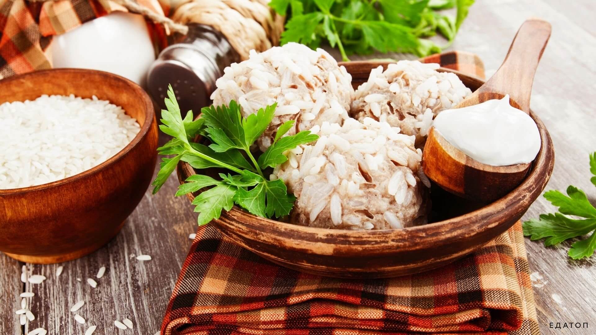 Рыбные тефтели с рисом имеют приятный вкус.