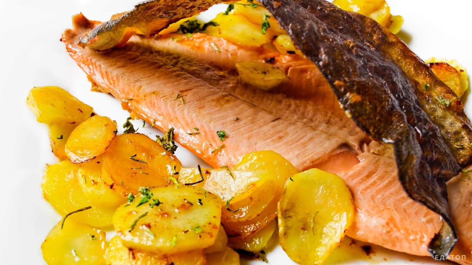 Запеченная горбуша отличается мягким вкусом.