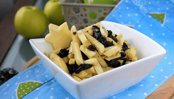 Фруктовый салат с яблоком и черносливом.
