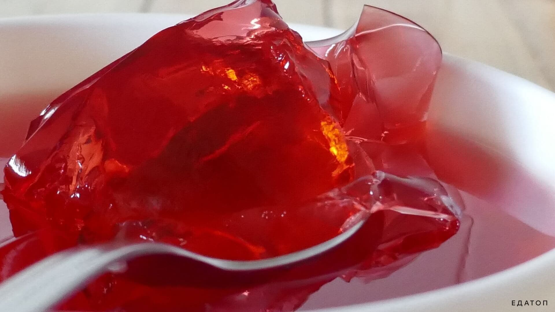 Клубничное желе является летним десертом.
