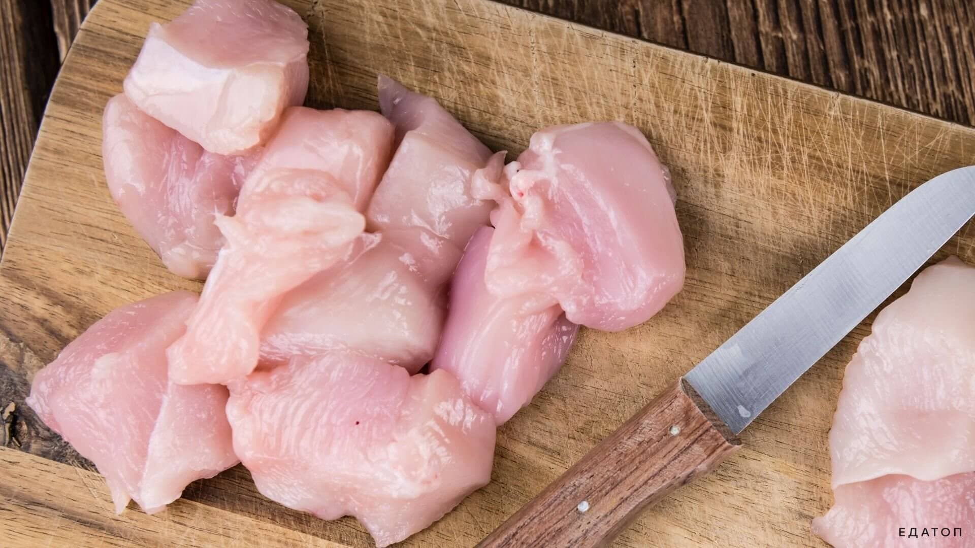 Кроме печенья, можно употреблять куриное филе.