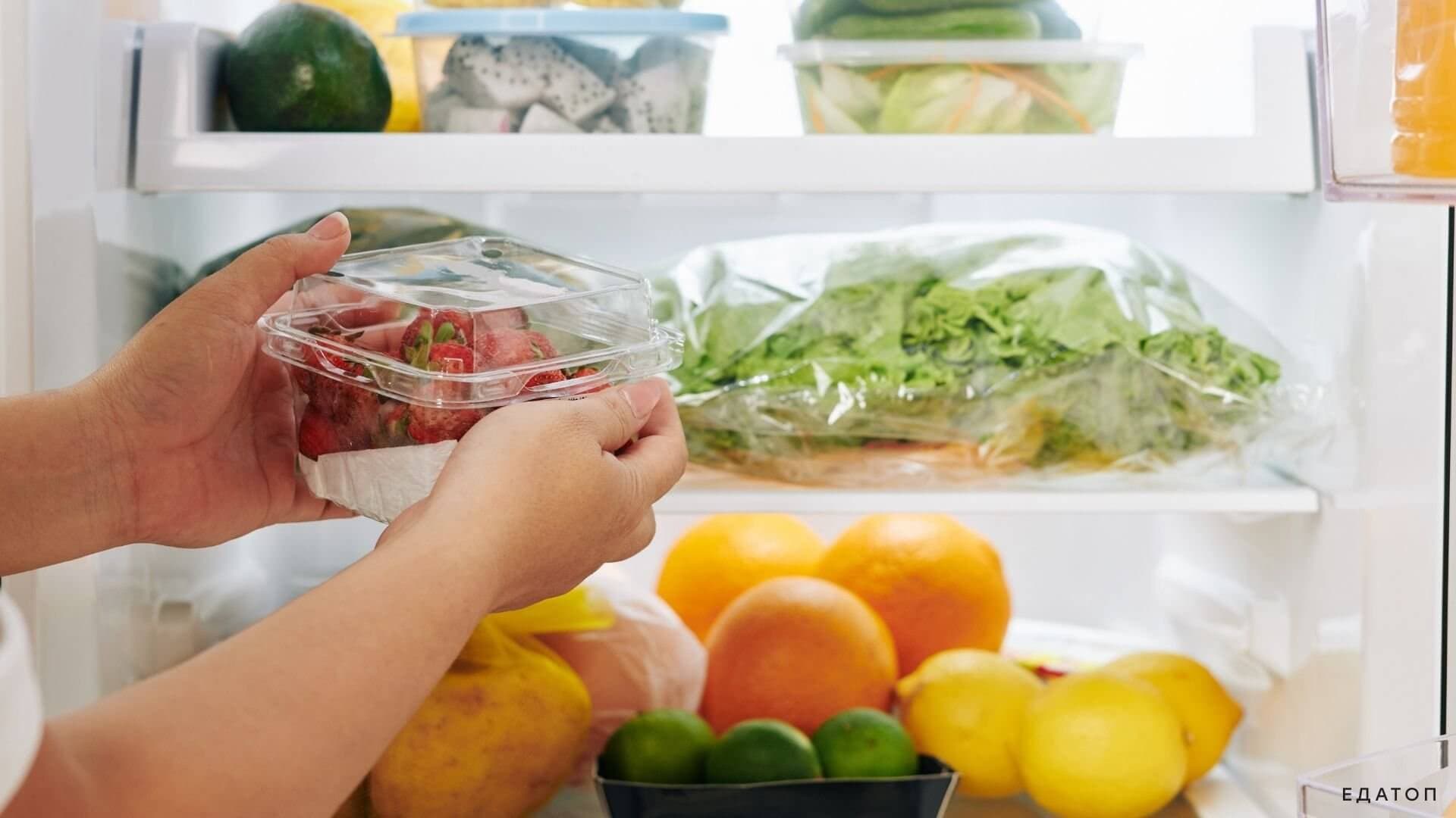 Сырую и готовую продукцию хранят вместе в одном холодильнике.