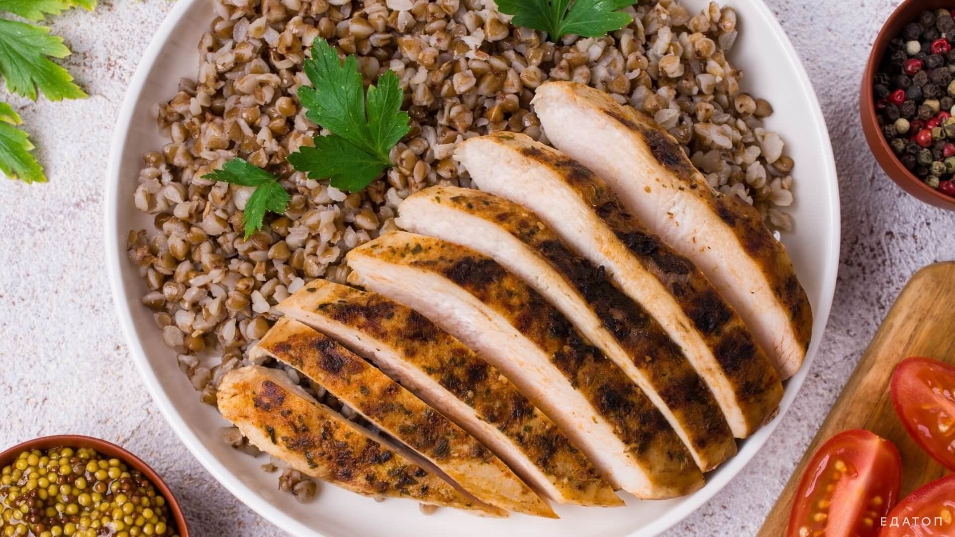 Отварная куриная грудка с гречкой – полезное блюдо для набора мышечной массы.