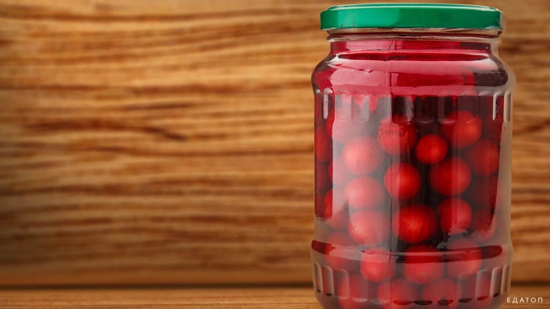 Ягодный компот готовят из горячего сиропа.