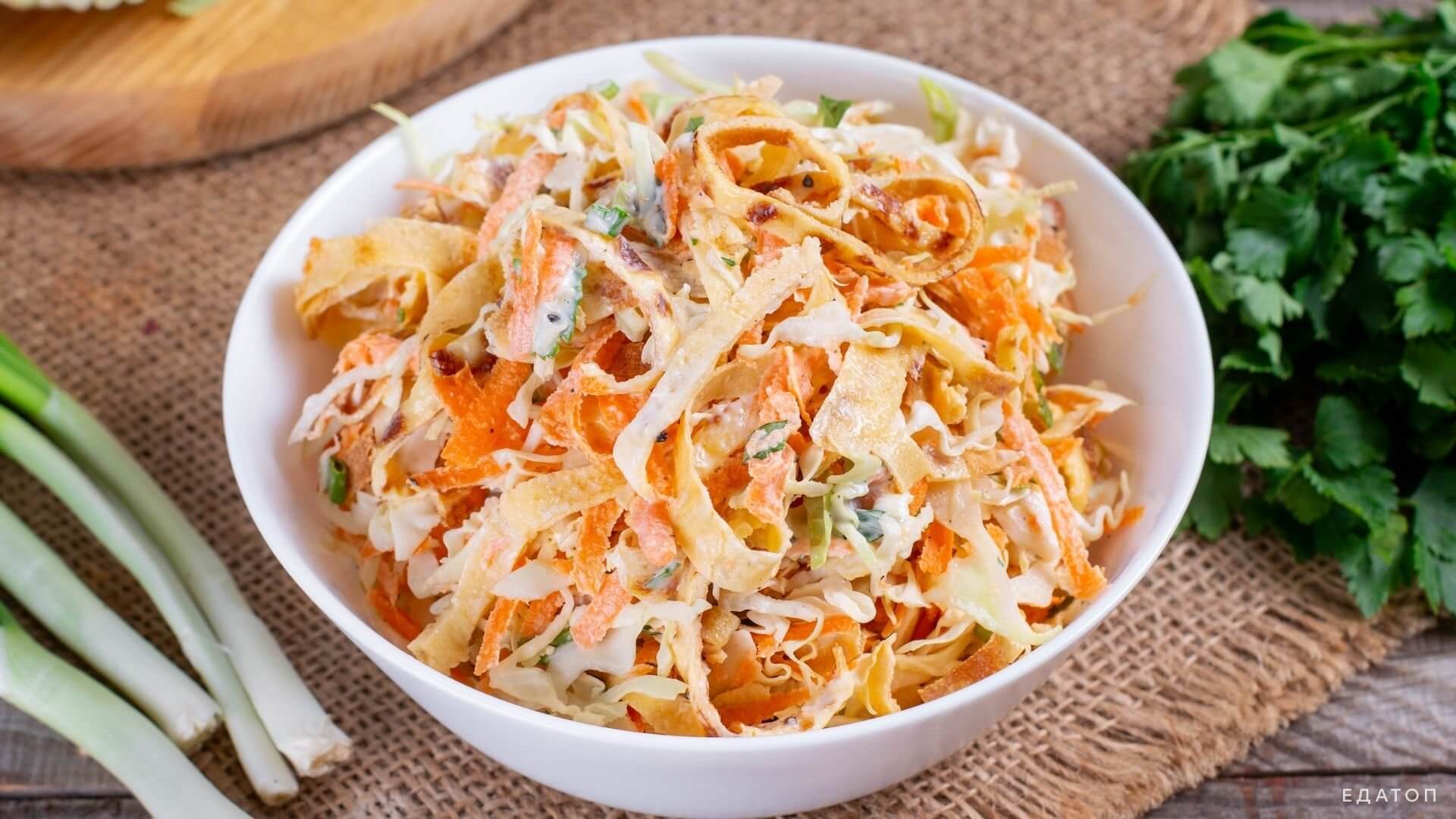Витаминный салат с капустой и морковью.