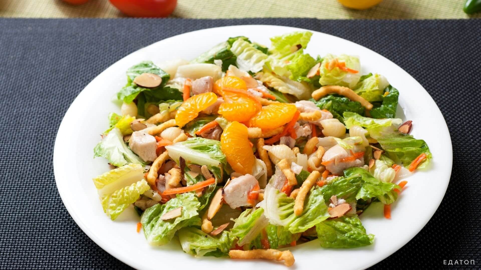 Питательный салат с отварной курицей и морковью.