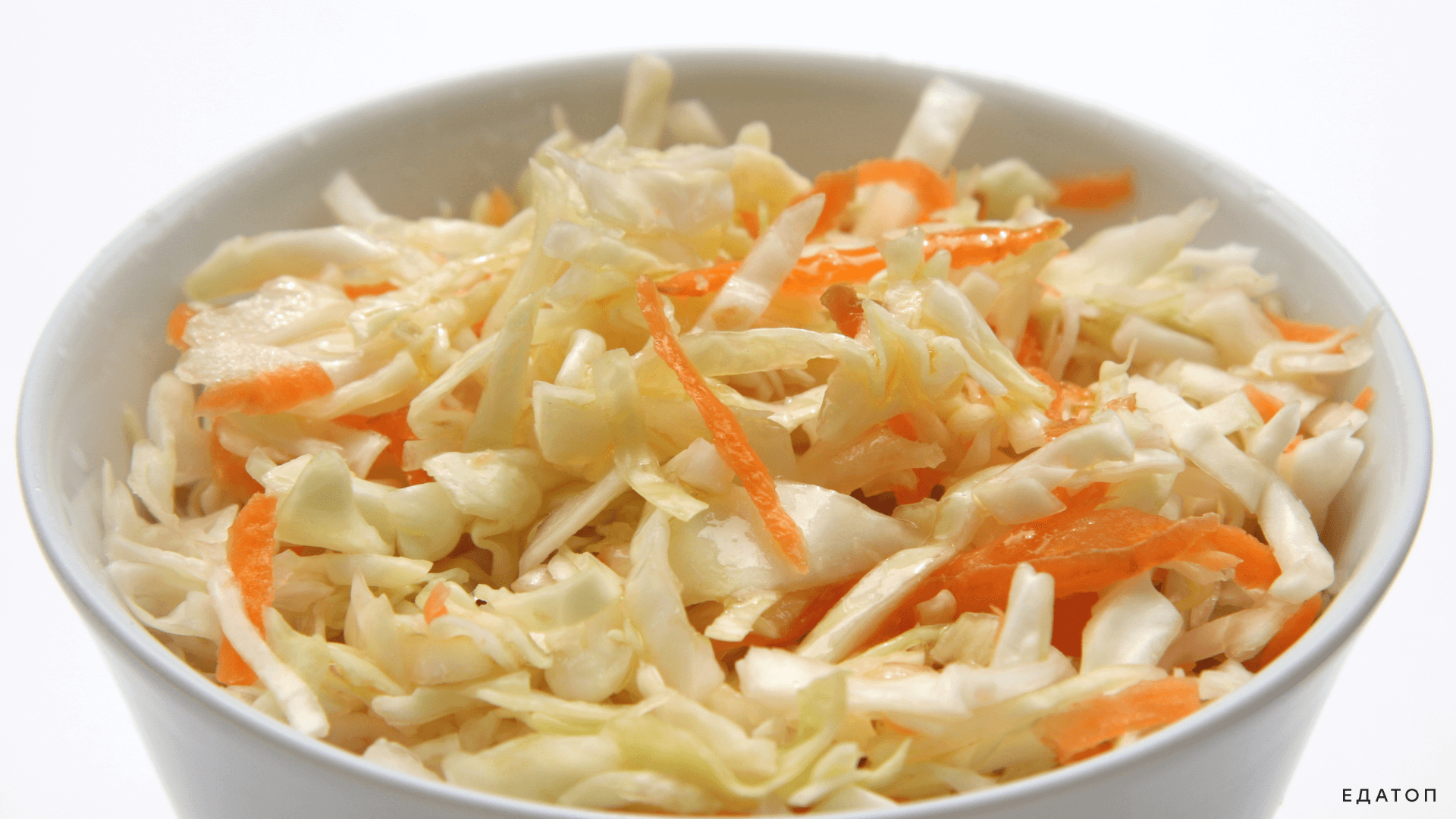 Капусту и морковь мелко шинкуют, добавляют сахар.