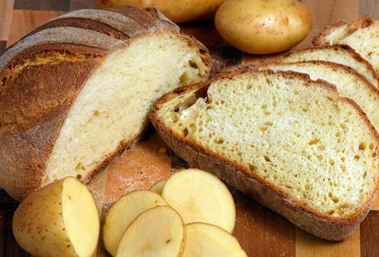 Картофельный хлеб получается мягким.