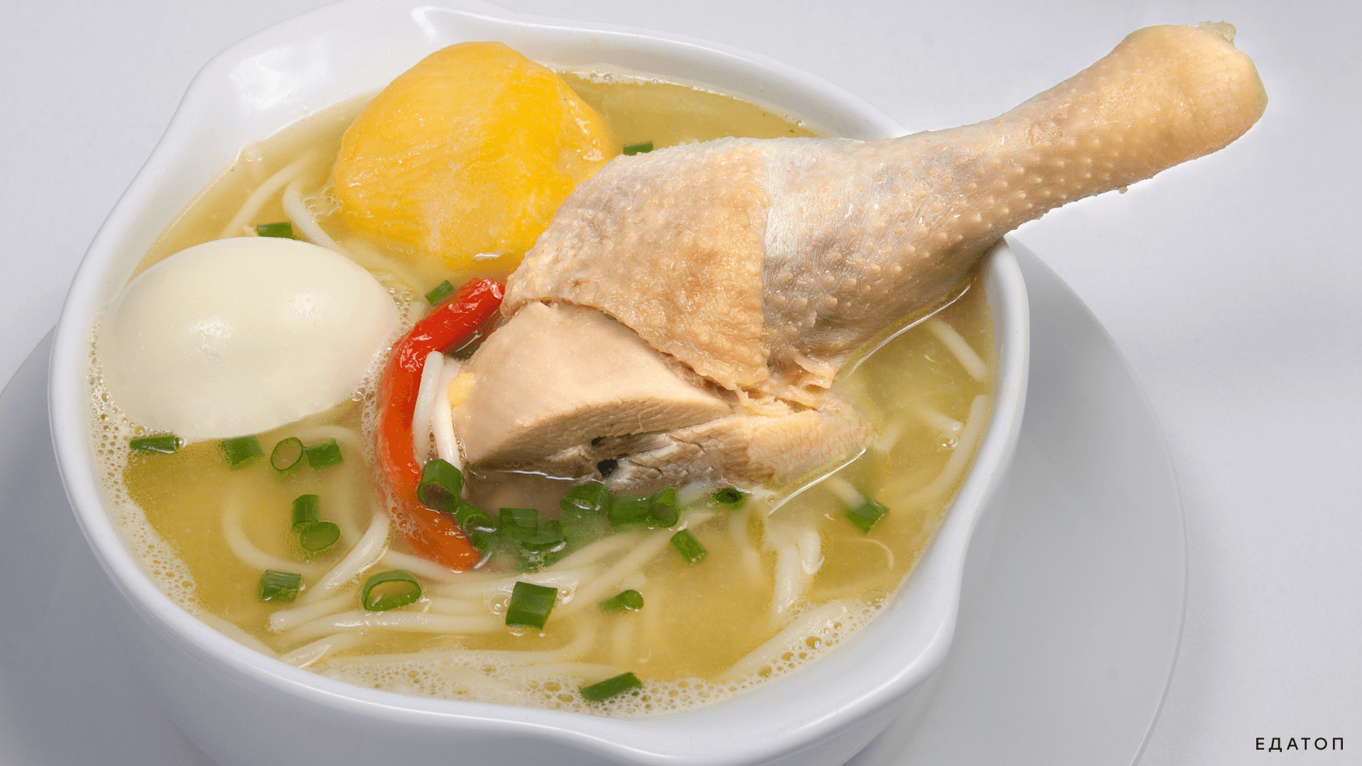 Для приготовления супа берут мясо птицы.