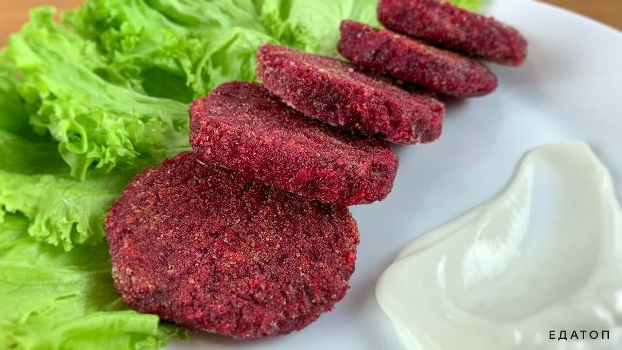 Свекольные котлеты готовят с добавлением манной крупы.