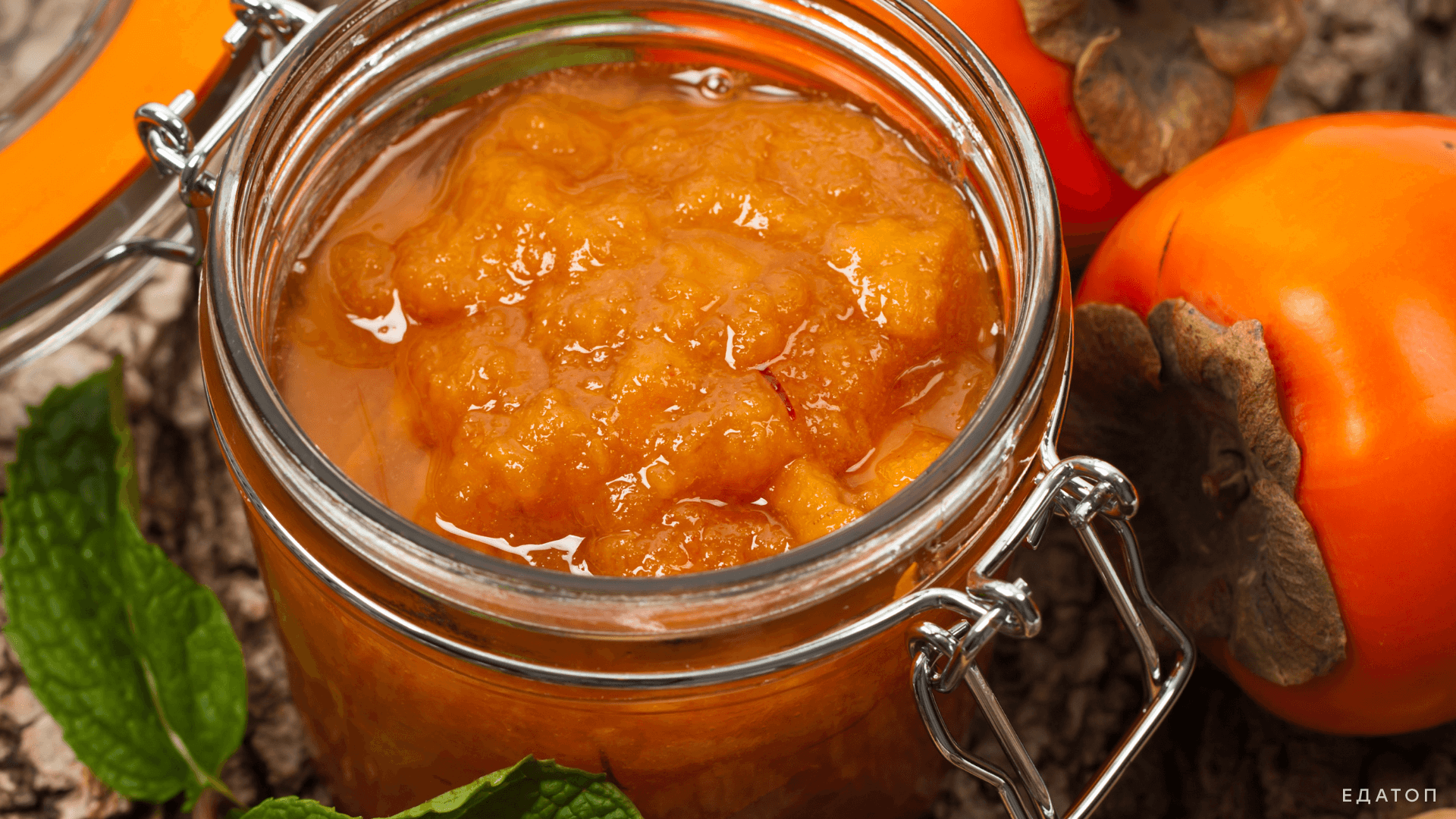 Варенье из хурмы имеет очень высокую калорийность.