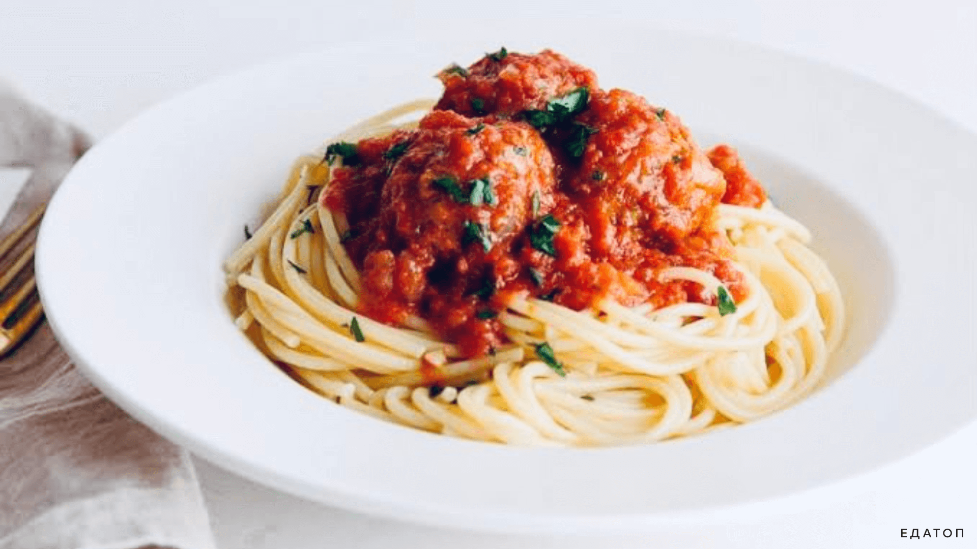 Фрикадельки с макаронами – вкусное и сытное блюдо на обед.