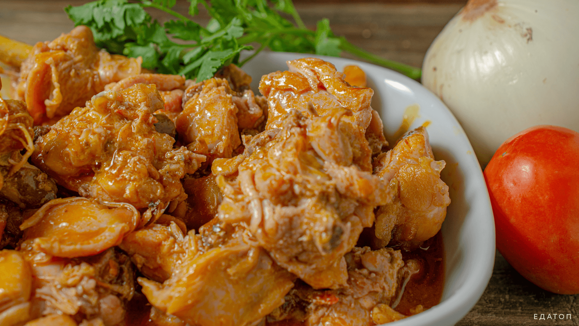 Капуста, тушенная с курицей -  блюдо для семейного обеда.