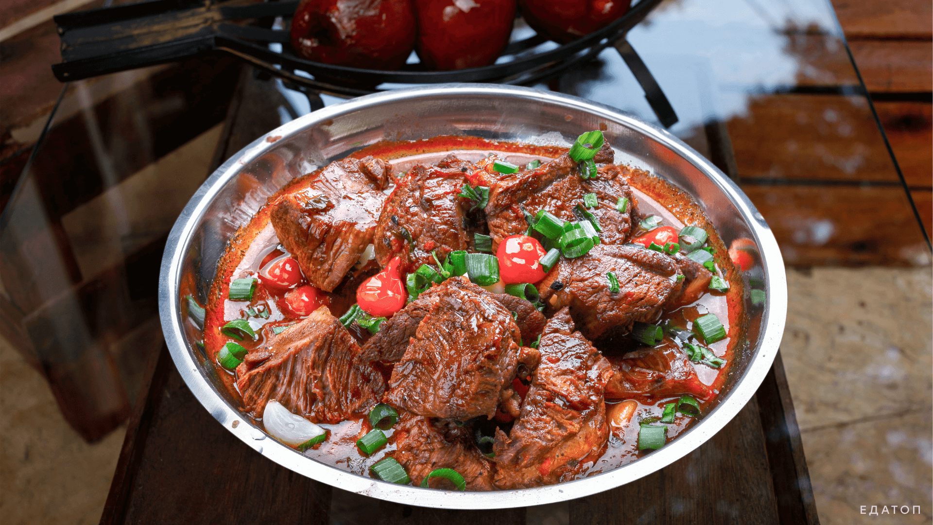 Нежирное тушеное мясо – блюдо при гипоаллергенной диете.