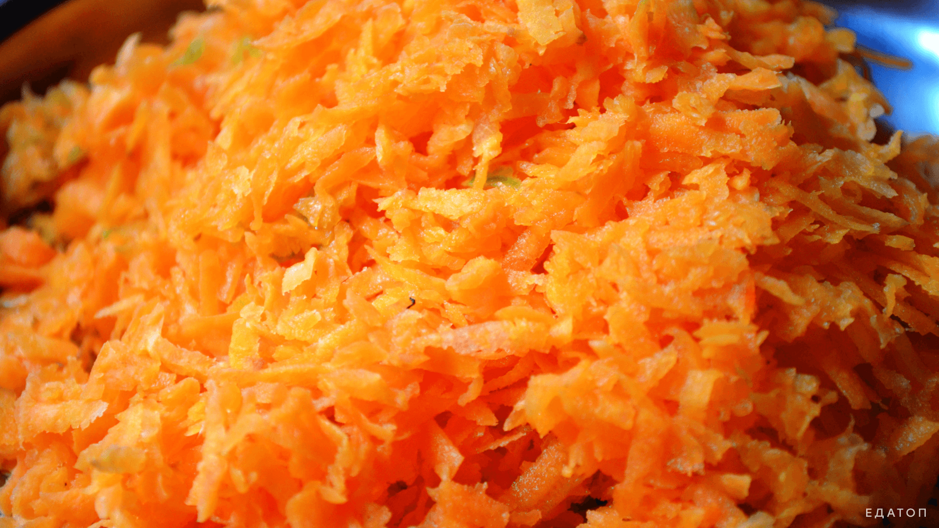 Витаминный салат из яблок и моркови.