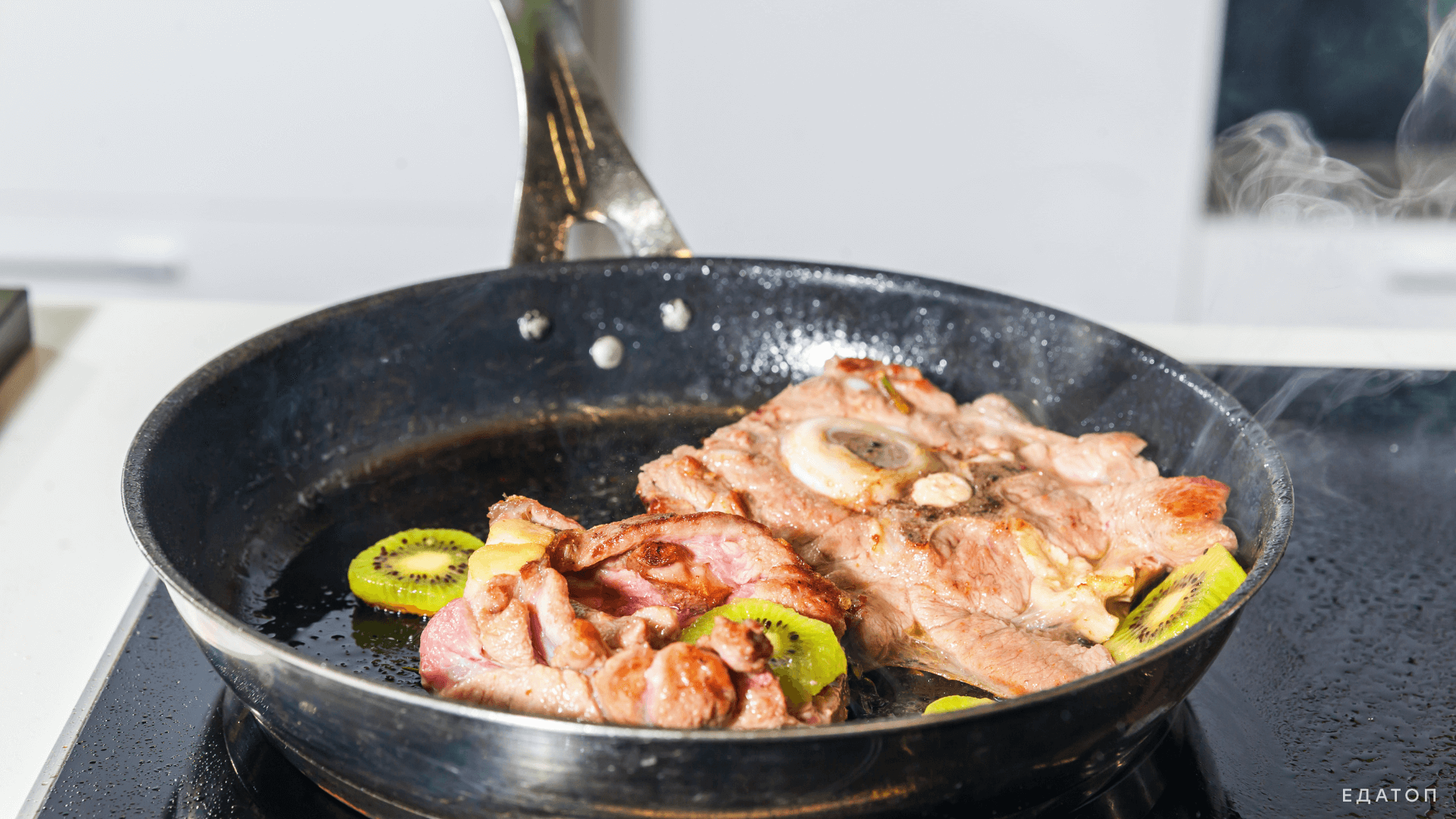 Фрукт отлично сочетается с мясом.