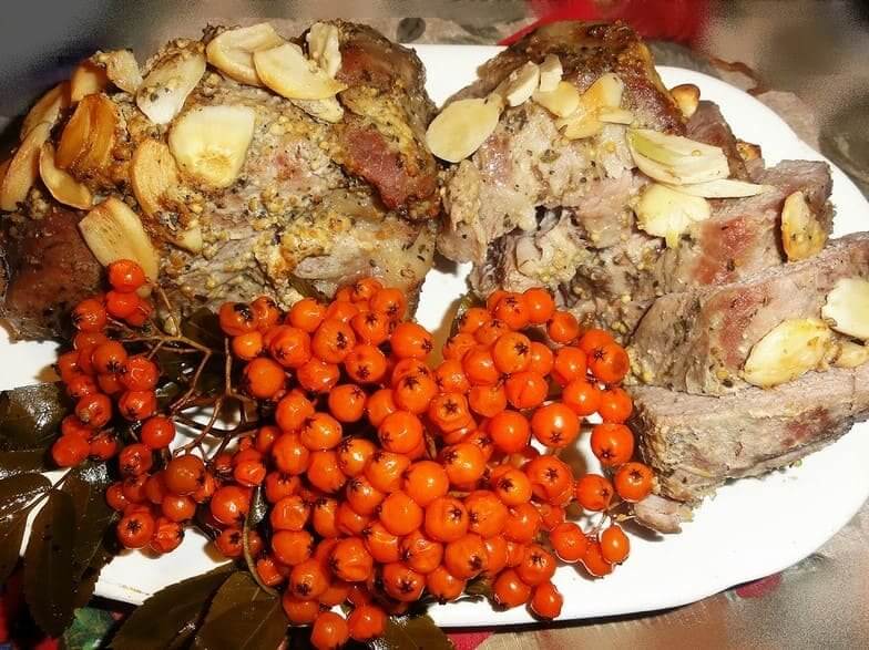 Ягоды отлично сочетаются с мясом.