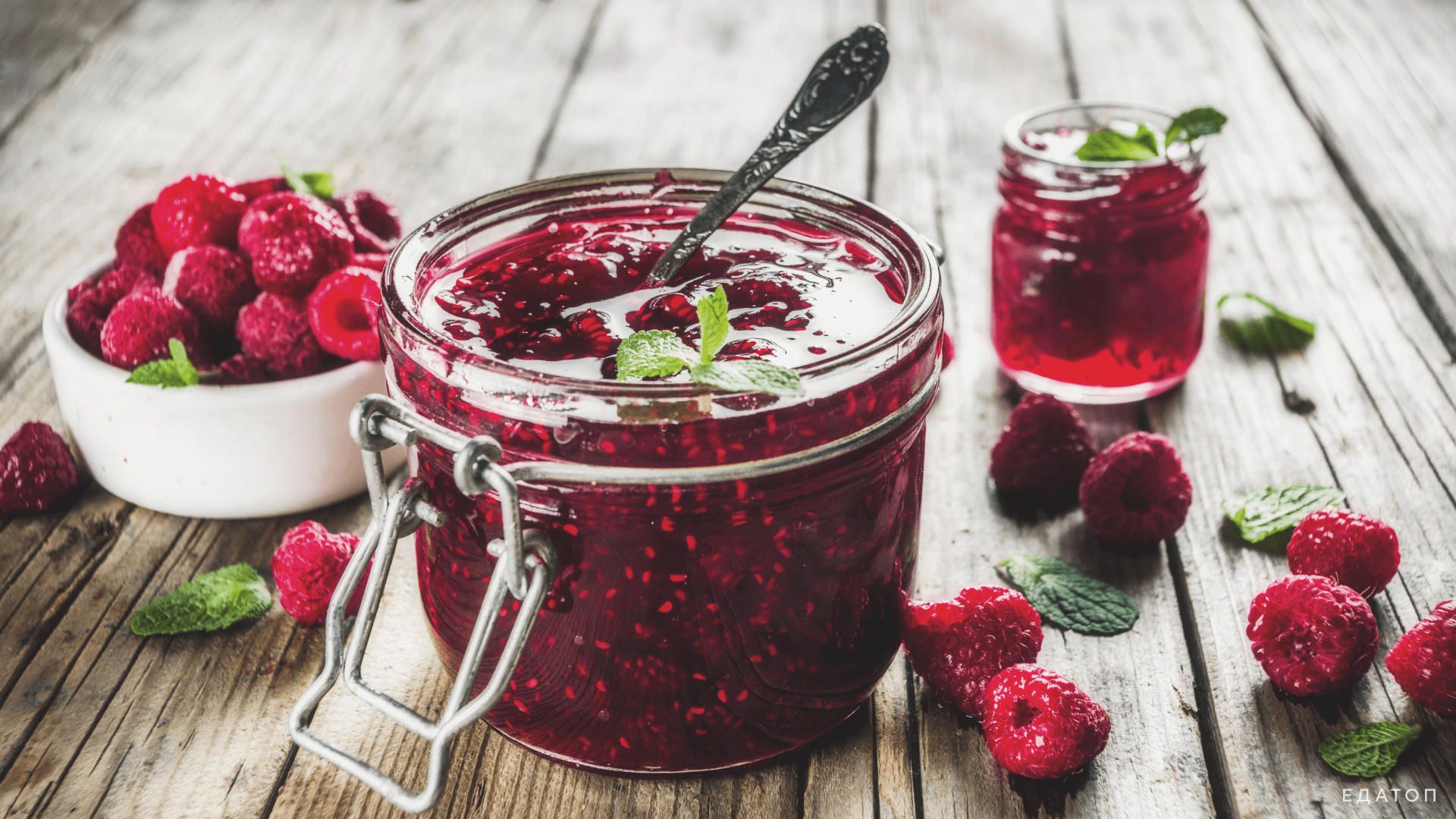 Малина, перетертая с сахаром, сохраняет большое количество полезных веществ.