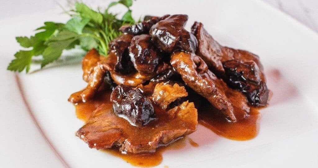Чернослив отлично сочетается с мясом.