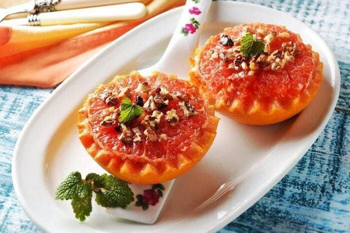 Запеченный грейпфрут с медом - вкусное кушанье, которое понравится детям и взрослым.